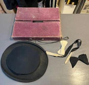 Chapeau claque melon ancien dans sa boite originale 1920 et nœud Gr. M