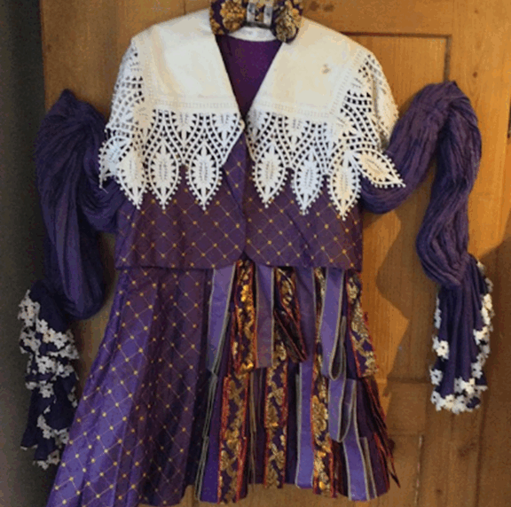 Création Louis XIV Veste courte-jupe-chemise en dentelle -  pantalon en velours Gr. M
