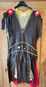 Création Romain Robe en or doublé ceinturon cape rouge jambières et poignets Gr. XL