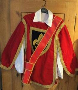 Mousquetaires chasuble a attacher sur le côté ceinturon grand chapeau de mousquetaire