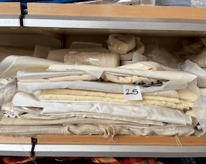 25  Lot de tissu et accessoires de couture rubans fils bordures bouton élastique