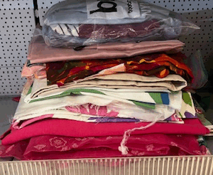 7  Lot de tissu et accessoires de couture rubans fils bordures bouton élastique