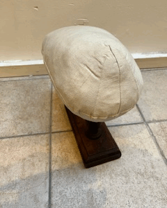 Création Coussin en lin sur pied en bois pour le repassage