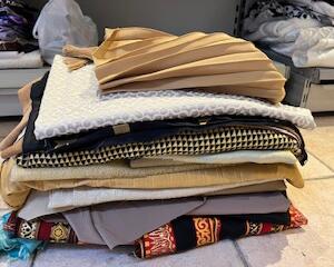 16  Lot de tissu et accessoires de couture rubans fils bordures bouton élastique