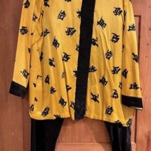 Costume Chinois Beri Veste jaune pantalon noir en satin ceinture sac noir Gr. 50