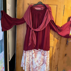 Grosse Catherine Gr. XXL jupe longue Blouse bordeaux et foulard