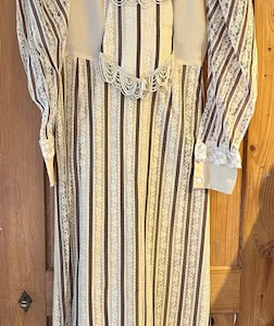 Julie 1900 Gr, 36 Robe sac et cape 3 pces