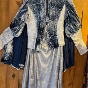 Création Renaissance bleu velours de panne gris Gr. 38-40 Jupe grise veste et cape 2pces   12ème