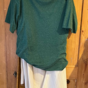 Amanda jupe couleur cannelle tablier blanc cassé et t-shirt Gr. M