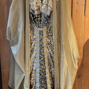 Cléopâtre robe collerette cape