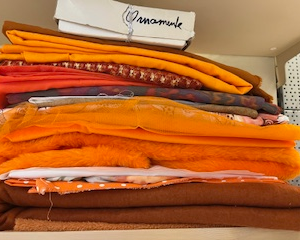 21 Lot de tissu avec des articles de couture rubans