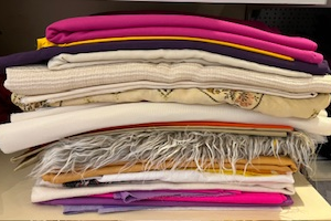 23 Lot de tissu avec des articles de couture rubans