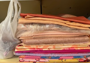 27 Lot de tissu avec des articles de couture rubans