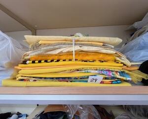 29 Lot de tissu avec des articles de couture rubans