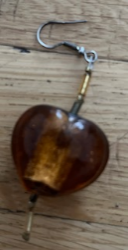 Boucle d’oreille brune en forme de cœur