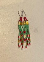 Boucle d’oreille création vert-rouge