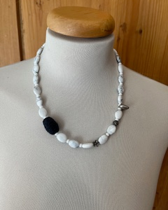 Collier Howlite