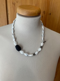 Collier Howlite