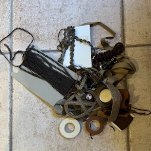 Divers articles d’accessoires de couture, rubans bouton…