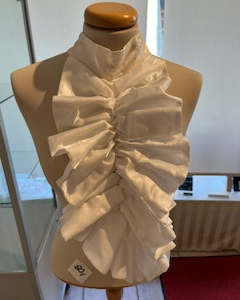 Jabot création satin brillant