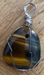 Pendentif œil de tigre façonné création
