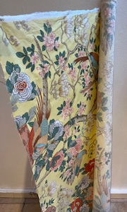 Rouleau de tissu en jaune imprimé de fleurs
